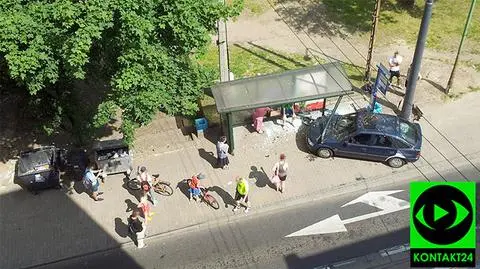 Wjechał w przystanek tramwajowy. 74-letnia kobieta w szpitalu