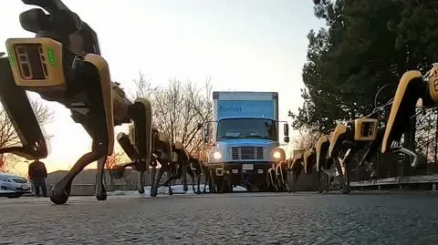 Zaprzęg robotów ciągnie ciężarówkę