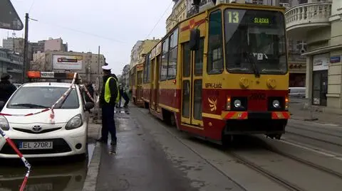 Dwie osoby pod tramwajem. "Motorniczy dzwonił, hamował w ostatniej chwili"