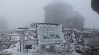 Na Śnieżce spadł śnieg