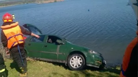 Małopolskie. Auto w zbiorniku wodnym, kierowca nie przeżył