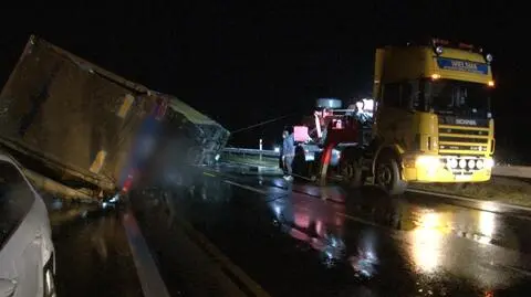 Tir przewrócony pod Piotrkowem