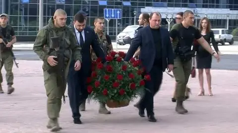 Dmitrij Trapieznikow składa kwiaty przed pomnikiem Iosifa Kobzona. Nagranie archiwalne 