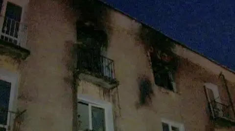 Uratowali kobietę z płonącego mieszkania