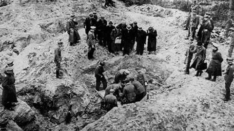 Przegląd prasy: Odkryto szczątki blisko tysiąca osób. To ofiary NKWD