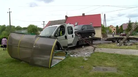 Samochód uderzył w wiatę przystankową