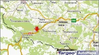 Samochód przebił mur oporowy i zwisa nad rzeką. Zablokowana droga krajowa nr 3