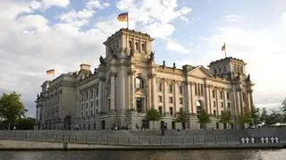 Budynek Reichstagu - siedziba niemieckiego parlamentu - od strony Sprewy