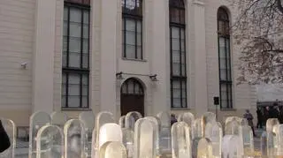 Instalacja przed Synagogą pod Białym Bocianem