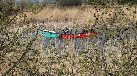 Strażacy holują jacht 