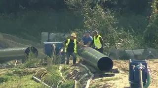 Robotnicy przy nowych częściach gazociągu w Dormowie