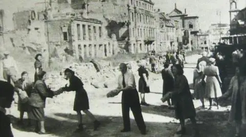 Zrównana z ziemią Warszawa. Jak Feniks z popiołów