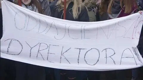 Biała Podlaska. Murem za zwolnionym dyrektorem. Uczniowie protestowali w jego obronie