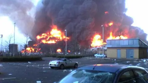 Płonący terminal naftowy