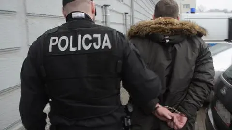 44-latek miał w samochodzie pieniądze w różnej walucie, które chciał wręczyć policjantom 