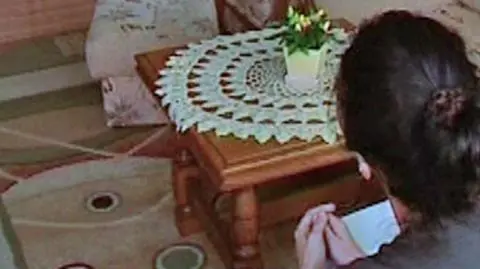 Bił matkę. Sąd: dzieciom 
to nie przeszkadza