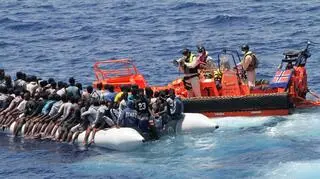 W 2016 r. o dwie trzecie mniej imigrantów dotarło do UE przez morze