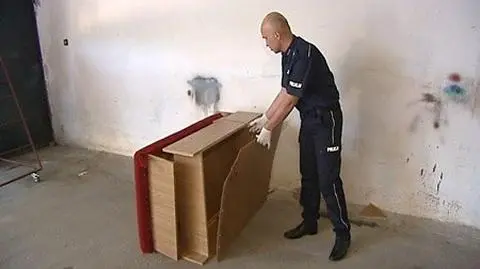 Policja ponownie zajmie się zwłokami w wersalce