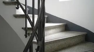 Mężczyzna spadł ze schodów w trakcie ucieczki z łupem