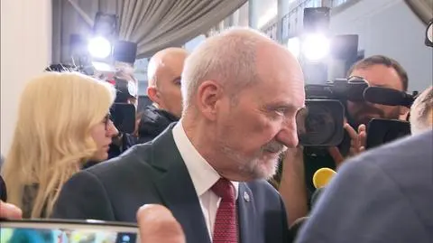 Miliony z kart płatniczych i kredytowych MON. Macierewicz odpowiada