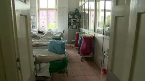 Przegląd prasy: Wracają do kolejki, odwołano zaplanowane operacje
