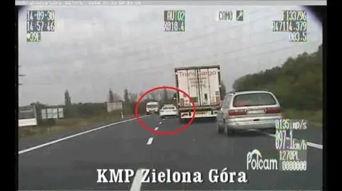 Kierowca audi nieomal czołowo zderzył się z karetką na sygnale