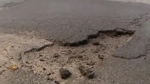 Zima zwiększyła ilość ubytków w poznańskich drogach