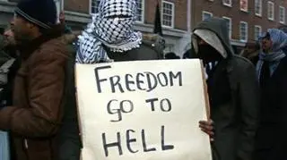 Sympatyk islamskiego ekstremizmu na demonstracji w Londynie