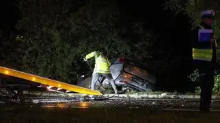 Po zderzeniu samochód wpadł do rowu