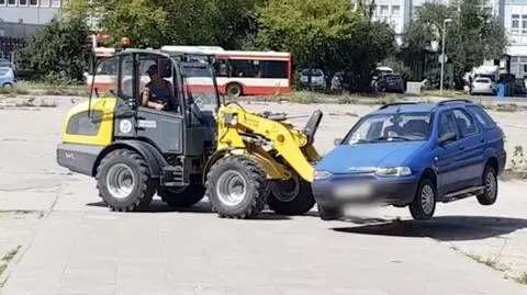 Gdańsk: przestawił samochód przy pomocy ładowarki kołowej