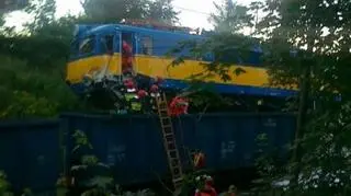 Lokomotywa zatrzymała się na szczycie poprzedzającego ją wagonu