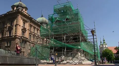 Konserwatorzy czyszczą pomnik łupinami orzechów arachidowych