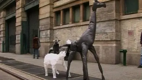 Żyrafa prawie jak Marilyn Monroe