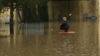 Strażacy przenieśli kobietę na brzeg