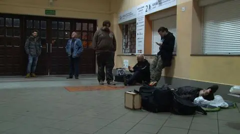 Pasażerowie utknęli na dworcu 