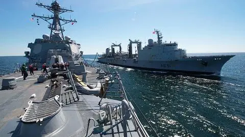 Na Bałtyku trwają duże manewry sił NATO Baltops 2015. Na nagraniu spotkanie amerykańskiej floty i rosyjskiego lotnictwa