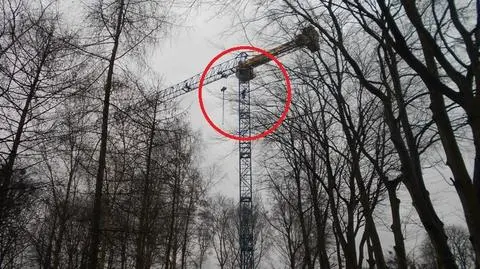 Miał 3,26 promila alkoholu, wspiął się na dźwig