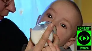 Wciąż nie jest rozwiązany problem mleka dla dzieci z poważną alergią - alarmuje na platformę Kontakt TVN24 mama małego Kajtka. Pani Małgorzata żali się, że jedyne mleko w proszku, które może jeść jej syn, kosztuje około 200 złotych za puszkę i nie jest refundowane. A takie opakowanie wystarcza zaledwie na dwa dni. Dziecko pije więc mleko, które je uczula i dostaje leki łagodzące alergię. Już kilka miesięcy ministerstwo zdrowia obiecywało refundację indywidualną.