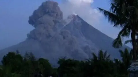 Mayon wrze i bucha lawą