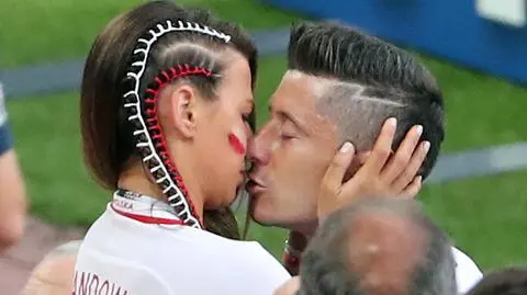 Robert Lewandowski z żoną po przegranym meczu