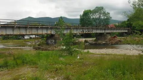 Kradli elementy wiaduktu kolejowego