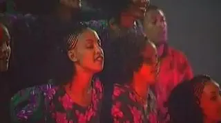 Etiopczycy wkroczyli w trzecie Milenium. Obchody uświetnił koncert amerykańskiej grupy Black Eyed Peas. Odbył się on w kosztującej wiele milionów dolarów hali, zbudowanej specjalnie na tę okazję z pieniędzy południowoetiopskiego miliardera. W Etiopii obchodzone jest millenium, ponieważ według tamtejszych wierzeń Chrystus urodził się siedem lat później niż uważają na przykład katolicy. (REUTERS|APTN)