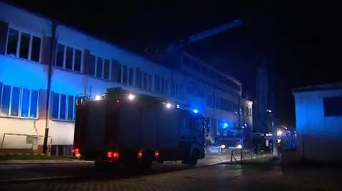 Ogień strawił ogromny dach hali