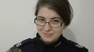 Ocalałym kociakiem zaopiekowała się policjantka