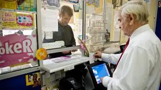 27.09 | W Lotto grają miliony i jak się powszechnie uważa, wygrywają nieliczni. Prawda jest jednak taka, że z pieniędzy zarobionych przez Totalizator Sportowy korzystają tysiące Polaków. Dzięki złotówkom za które kupujemy losy, w całej Polsce powstają nowe obiekty sportowe, odbywają się imprezy kulturalne, a osoby uzależnione od hazardu otrzymują leczenie. TVN24 (Fot. PAP/Wojciech Pacewicz )