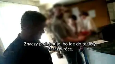 Matka z chorym dzieckiem czeka. Strażnik idzie za potrzebą