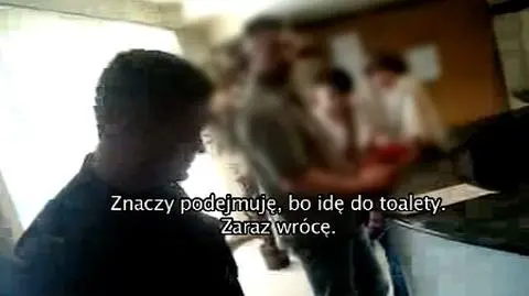 Matka z chorym dzieckiem czeka. Strażnik idzie za potrzebą