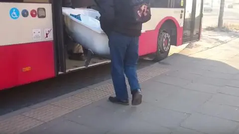 Gdańsk: wpakowali się z wanną do autobusu