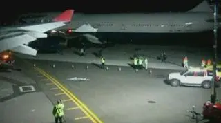 Na londyńskim lotnisku Heathrow, podczas kołowania zderzyły się wczoraj wieczorem dwa samoloty. Nie ma doniesień o ofiarach wypadku.(APTN)