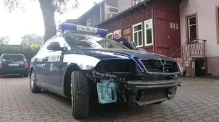 Staranowane auto straży miejskej w Lubaniu
